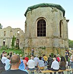 Couverture provisoire de la chapelle grâce aux dons publics et privés.