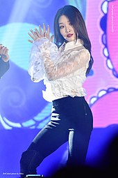 Chungha faces left and faces forward, her hands spread out next to her face