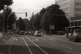 Der Individualverkehr wird durch die vorgeschaltete Ampel angehalten. Die Auslösung erfolgte durch Passieren einer in der Busspur eingelassenen Induktionsschleife.