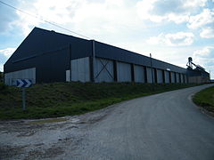 Stockage agricole à l'entrée du village.