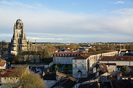 Vue de l'arrière de l'Hôtel-de-ville et du parc.