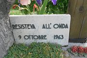 Epitaffio dedicato al disastro del Vajont a Erto e Casso.