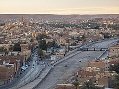 Ghardaïa et l'oued Mzab à sec, vus depuis le ksar de Melika.