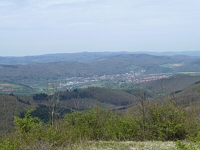 Blick von der Gobert ins Werratal und auf Bad Sooden-Allendorf. Mitte links Schloss Rothestein; ganz am linken hinteren Bildrand (dunkler Waldsaum) liegt die Wallanlage