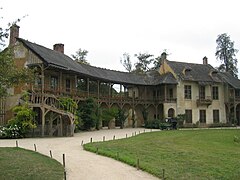 Maison de la Reine (droite) et salle de billard (gauche)