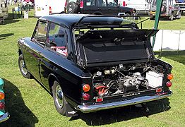 Hillman Imp, avec le capot moteur et la lunette arrière levée.