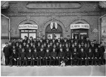 Gruppfoto av personal utanför Laxå station, 1915