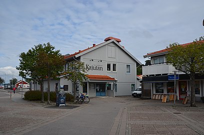 Kulturhuset Kajutan i Henån, där också Henåns bibliotek och Lärcentrum finns, samt konsthall och turistbyrå