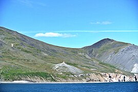 Vue sur le cap Dejnev (2014). On distingue au centre le monument en l'honneur de SImon Dejnev, situé sur un promontoire.