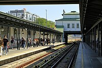 Krauchnische unterhalb der Bahnsteigkante in der Station Schönbrunn in Wien