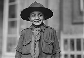 Un scout photographié à Paris par Lewis Wickes Hine en 1918. (définition réelle 9 349 × 6 508)