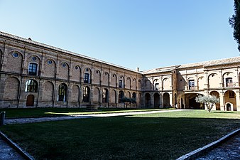 La cour située devant l'église et le portail monumental.