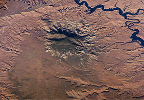 Vue de Navajo Mountain depuis l'espace, en direction de l'ouest.