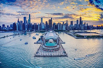 Vue panoramique sur Downtown Chicago et la jetée Navy depuis le lac Michigan. (définition réelle 2 105 × 1 000)