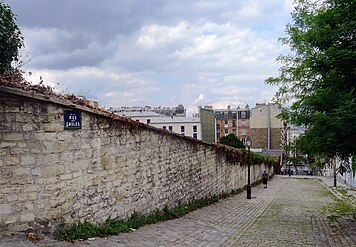 La rue longe le cimetière Saint-Vincent…