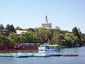 Вид на озеро и комплекс Зала Поливалента