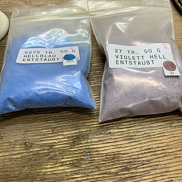 6. Enamel powder comes in different colors.