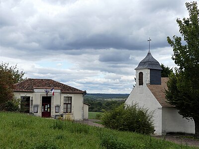 Rathaus und Kapelle in Puyrenier