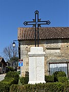 Croix devant l'église.