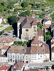 Photographie en couleurs prise en altitude d'un ensemble de bâtiments, dont une église.