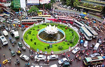 ব্যস্ত ট্রাফিক থাকা অবস্থায় চত্বর