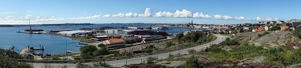 Södra hamnen, Grötö industriområde och inloppet till Lysekil. Fotot taget i västlig riktning.