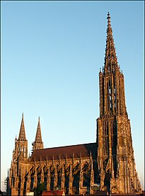המינסטר של אולם - כנסייה שהושלמה בגל התחייה הגותית בגרמניה