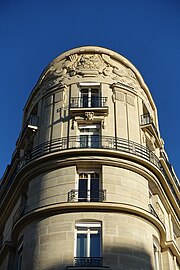 The flower basket – Balconies and pediment of Avenue Montaigne no. 41 in Paris, unknown architect or sculptor (1924)[109]