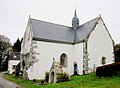 Chapelle Saint-Nicodème : vue extérieure d'ensemble et la fontaine.