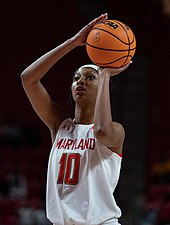 Angel Reese tire un lancer franc pour le Maryland en 2021.