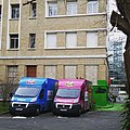 Camions-labos aux Grands Voisins devant le bâtiment Lelong.