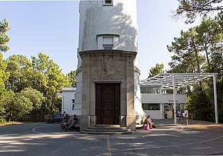 Porte d'honneur et son fronton. À droite, l'entrée des visiteurs et la boutique.