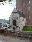 Photographie en couleur d'un petit bâtiment ancien avec un toit très pentu.