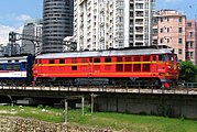 东风4B型2315号机车牵引旅客列车运行在广深铁路