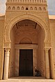Gros plan sur le porche de Bab al-Gharbi, ouvert par un arc outrepassé brisé encadré d'une moulure.