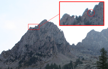 Fenêtre ou « fenestre » de la Madone de Fenestre, située sur l'arête nord-ouest du Grand Caïre (cerclé de rouge dans la partie agrandie).