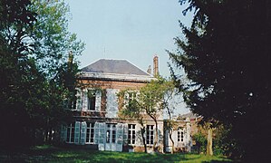 Le manoir et l'if (à droite).