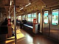 集中式冷房車の車内。天井中央に風洞が通されている。 （2008年3月6日 和歌山駅）