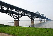 Il ponte Jiujiang Yangtze, ponte ad arco, completato nel 1992.