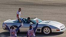 Photo d'une Chevrolet Corvette grise, en parade, avec Bianchi à son bord