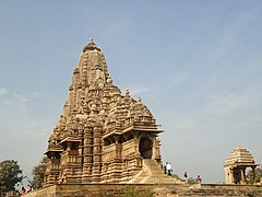 L'accès au Kandariya-Mahadeva.