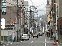 「前に住んでいた亀井風呂の近くの紺屋町というところに、小さな飲食店を出すようになった」（「臭う町」）。