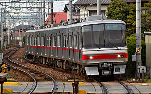 An image of a Meitetsu 5000 series electric multiple unit at Shin Maiko station.