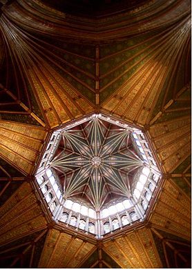 Na catedral normanda de Ely há um octógono gótico apoiado sobre grandes vigas de madeira (hammerbeams).