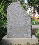 Mémorial avec des plaques dans le jardin Baudricourt (13e arrondissement de Paris)[Note 1].