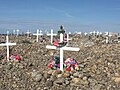 Cimetière de Puvirnituq-Chaque site d'inhumation est enroché et décoré de fleurs artificielles-2018-08-04