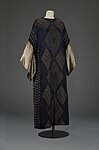 Robe en jersey de soie bleu marine, brodée de fils métalliques or (1922), Palais Galliera, musée de la Mode de la ville de Paris.