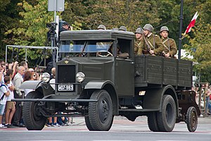 Ein Polski Fiat mit offener Ladefläche während des Tags der polnischen Armee 2014 bei einer Militärparade in der Ujazdowskie-Allee in Warschau.