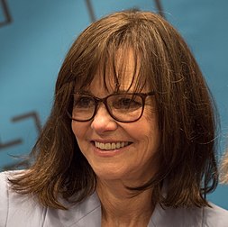 L'actrice, productrice, réalisatrice et scénariste américaine Sally Field. (définition réelle 2 927 × 2 916)