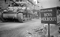 Un carro armato statunitense M4 Sherman durante l'avanzata verso Falaise il 15 agosto 1944